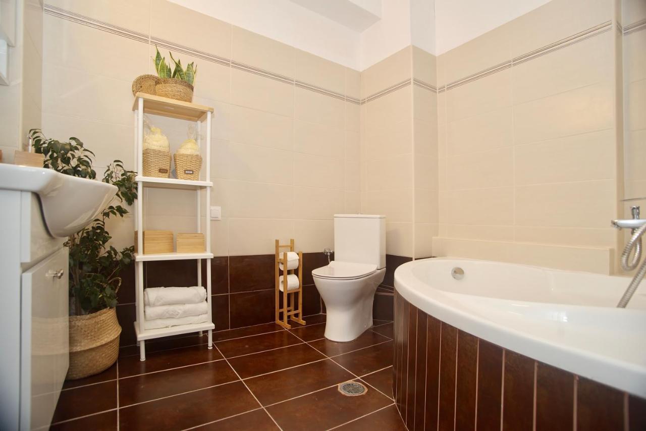 The Bluehouse - Spacious Top Floor Flat With Parking, By Mon Repos Beach Corfu  Luaran gambar